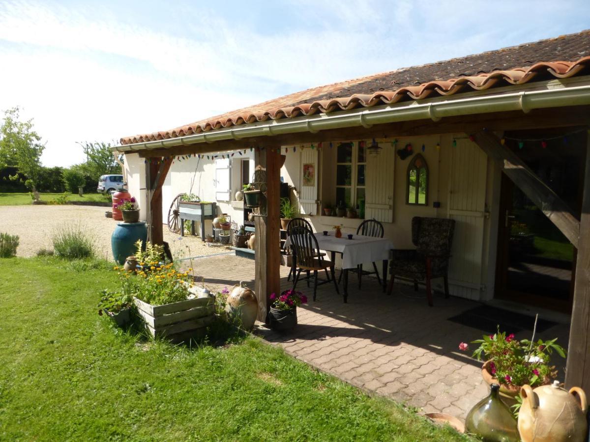Bed and Breakfast Chez Kate Charroux  Exterior foto